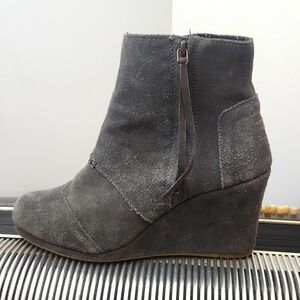 BEAUTIFUL TOMS GREY SUEDE WEDGE ANKLE BOOTIES SZ 9